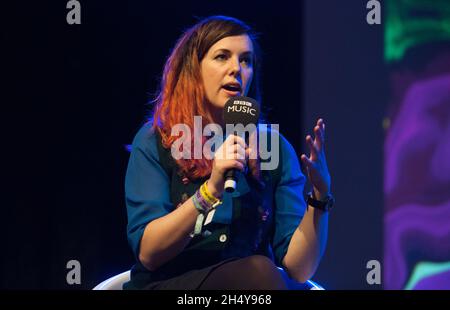 Anna Meredith im Gespräch mit Mary Anne Hobbs während des 6Music Festivals in der Tramway in Glasgow, Großbritannien. Bilddatum: Sonntag, 26. März 2017. Foto: Katja Ogrin/ EMPICS Entertainment. Stockfoto