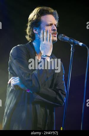 Pater John Misty spielt live auf der Bühne während des 6Music Festivals in der Tramway in Glasgow, Großbritannien. Bilddatum: Sonntag, 26. März 2017. Foto: Katja Ogrin/ EMPICS Entertainment. Stockfoto