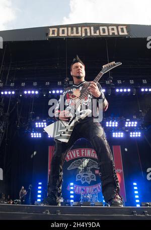 Jason Hook von der amerikanischen Heavy Metal Band Five Finger Death Punch spielt live auf der Bühne am 1. Tag des Download Festivals im Donington Park, Großbritannien. Bilddatum: Freitag, 09. Juni 2017. Foto: Katja Ogrin/ EMPICS Entertainment. Stockfoto