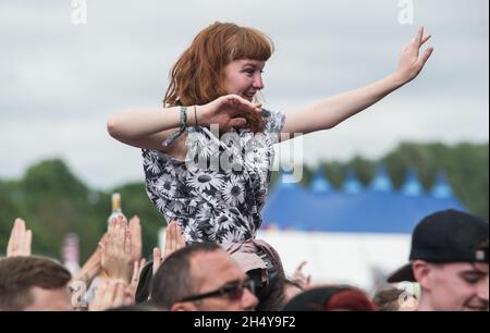 Festivalbesucher am 2. Tag des Download Festivals im Donington Park, Großbritannien. Bilddatum: Samstag, 10. Juni 2017. Foto: Katja Ogrin/ EMPICS Entertainment. Stockfoto