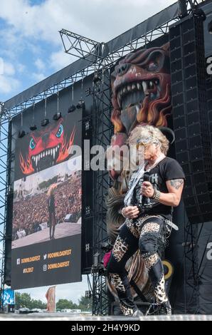 Michael Starr von Steel Panther spielt am 3. Tag des Download Festivals im Donington Park, Großbritannien, live auf der Bühne. Bilddatum: Sonntag, 11. Juni 2017. Foto: Katja Ogrin/ EMPICS Entertainment. Stockfoto