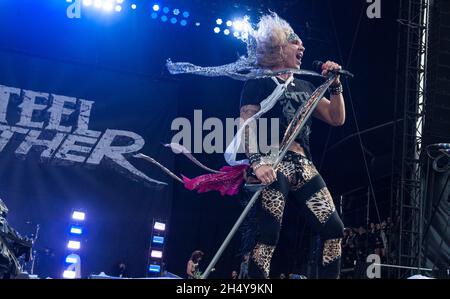 Michael Starr von Steel Panther spielt am 3. Tag des Download Festivals im Donington Park, Großbritannien, live auf der Bühne. Bilddatum: Sonntag, 11. Juni 2017. Foto: Katja Ogrin/ EMPICS Entertainment. Stockfoto