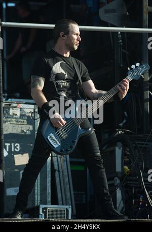 Brian Marshall von Alter Bridge tritt am 3. Tag des Download Festivals im Donington Park, Großbritannien, live auf der Bühne auf. Bilddatum: Sonntag, 11. Juni 2017. Foto: Katja Ogrin/ EMPICS Entertainment. Stockfoto