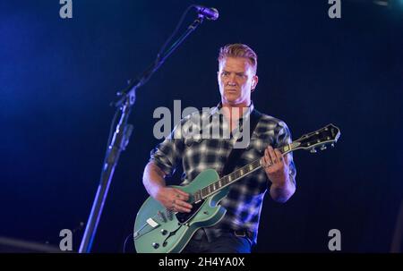 Josh Homme von Queens of the Stone Age spielt live auf der Bühne während des Leeds Festival 2017 im Bramham Park, Yorkshire, Großbritannien. Bilddatum: Freitag, 25. August 2017. Foto: Katja Ogrin/ EMPICS Entertainment. Stockfoto