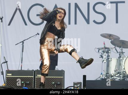 Chrissy Costanza von Against the Current spielt live auf der Bühne während des Leeds Festival 2017 im Bramham Park, Yorkshire, Großbritannien. Bilddatum: Freitag, 25. August 2017. Foto: Katja Ogrin/ EMPICS Entertainment. Stockfoto