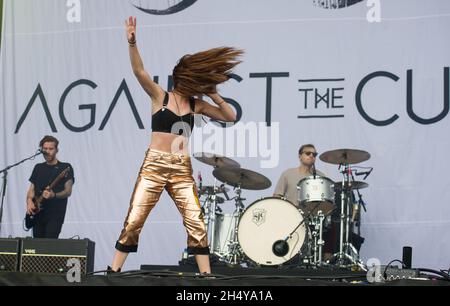 Chrissy Costanza von Against the Current spielt live auf der Bühne während des Leeds Festival 2017 im Bramham Park, Yorkshire, Großbritannien. Bilddatum: Freitag, 25. August 2017. Foto: Katja Ogrin/ EMPICS Entertainment. Stockfoto