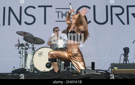 Chrissy Costanza von Against the Current spielt live auf der Bühne während des Leeds Festival 2017 im Bramham Park, Yorkshire, Großbritannien. Bilddatum: Freitag, 25. August 2017. Foto: Katja Ogrin/ EMPICS Entertainment. Stockfoto