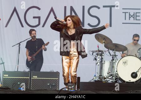 Chrissy Costanza von Against the Current spielt live auf der Bühne während des Leeds Festival 2017 im Bramham Park, Yorkshire, Großbritannien. Bilddatum: Freitag, 25. August 2017. Foto: Katja Ogrin/ EMPICS Entertainment. Stockfoto