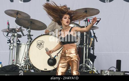 Chrissy Costanza von Against the Current spielt live auf der Bühne während des Leeds Festival 2017 im Bramham Park, Yorkshire, Großbritannien. Bilddatum: Freitag, 25. August 2017. Foto: Katja Ogrin/ EMPICS Entertainment. Stockfoto