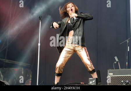 Chrissy Costanza von Against the Current spielt live auf der Bühne während des Leeds Festival 2017 im Bramham Park, Yorkshire, Großbritannien. Bilddatum: Freitag, 25. August 2017. Foto: Katja Ogrin/ EMPICS Entertainment. Stockfoto