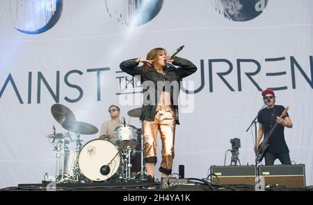 Chrissy Costanza von Against the Current spielt live auf der Bühne während des Leeds Festival 2017 im Bramham Park, Yorkshire, Großbritannien. Bilddatum: Freitag, 25. August 2017. Foto: Katja Ogrin/ EMPICS Entertainment. Stockfoto