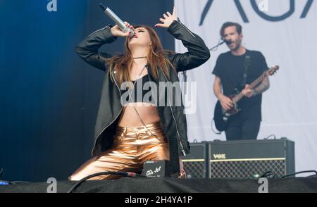 Chrissy Costanza von Against the Current spielt live auf der Bühne während des Leeds Festival 2017 im Bramham Park, Yorkshire, Großbritannien. Bilddatum: Freitag, 25. August 2017. Foto: Katja Ogrin/ EMPICS Entertainment. Stockfoto