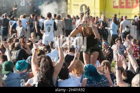 Festivalbesucher beim Leeds Festival 2017 im Bramham Park, Yorkshire, Großbritannien. Bilddatum: Samstag, 26. August 2017. Foto: Katja Ogrin/ EMPICS Entertainment. Stockfoto