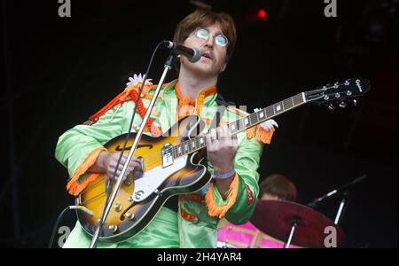 Das Royal Liverpool Philharmonic Orchestra und die Bootleg Beatles treten live auf der Bühne auf, um den 50. Jahrestag von Sgt zu feiern. Pepper und der Sommer der Liebe als Höhepunkt von Sgt. Pepper's Sunday beim Festival No. 6 2017 in Portmeirion, Wales, Großbritannien. Bilddatum: Sonntag, 10. September 2017. Foto: Katja Ogrin/ EMPICS Entertainment. Stockfoto