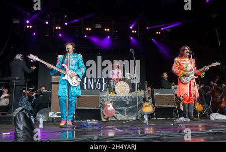 Das Royal Liverpool Philharmonic Orchestra und die Bootleg Beatles treten live auf der Bühne auf, um den 50. Jahrestag von Sgt zu feiern. Pepper und der Sommer der Liebe als Höhepunkt von Sgt. Pepper's Sunday beim Festival No. 6 2017 in Portmeirion, Wales, Großbritannien. Bilddatum: Sonntag, 10. September 2017. Foto: Katja Ogrin/ EMPICS Entertainment. Stockfoto