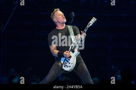 James Hetfield von Metallica spielt live auf der Bühne der Genting Arena in Birmingham, Großbritannien. Bilddatum: Montag, 30. Oktober 2017. Foto: Katja Ogrin/ EMPICS Entertainment. Stockfoto