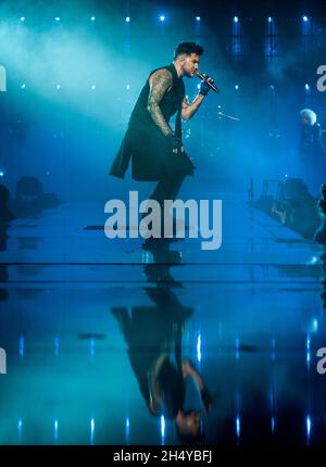Adam Lambert spielt mit Queen live auf der Bühne der Arena Birmingham in Birmingham, Großbritannien. Bilddatum: Donnerstag, 30. November 2017. Foto: Katja Ogrin/ EMPICS Entertainment. Stockfoto