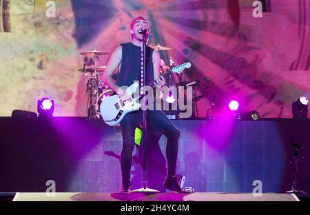 Alex Gaskarth von All Time Low tritt auf der Bühne der Genting Arena in Birmingham, Großbritannien, auf. Bilddatum: Donnerstag, 15. März 2018. Foto: Katja Ogrin/ EMPICS Entertainment. Stockfoto