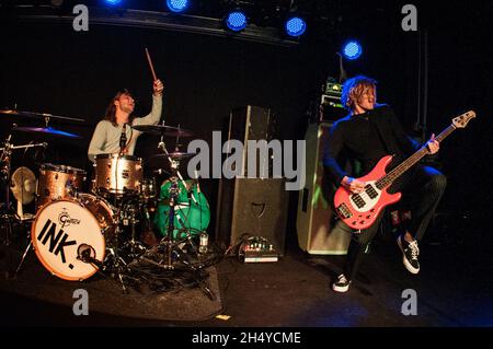 Corey Alexander und Dougie Poynter von INK. Treten am 22. Mai 2018 in Wolverhampton, England, auf der Bühne der Slade Rooms auf. Bilddatum: Dienstag, 22. Mai 2018. Foto: Katja Ogrin/ EMPICS Entertainment. Stockfoto