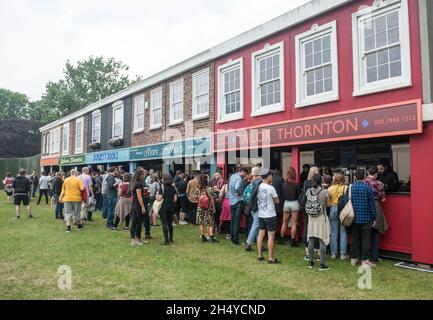 Festivalbesucher stehen am 1. Tag des All Points East Festivals im Victoria Park in London, Großbritannien, an der Bar Schlange. Bilddatum: Freitag, 25. Mai 2018. Foto: Katja Ogrin/ EMPICS Entertainment. Stockfoto