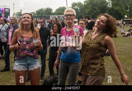Festivalbesucher am 3. Tag des All Points East Festivals im Victoria Park am 27. Mai 2018 in London, England. Bilddatum: Sonntag, 27. Mai 2018. Foto: Katja Ogrin/ EMPICS Entertainment. Stockfoto