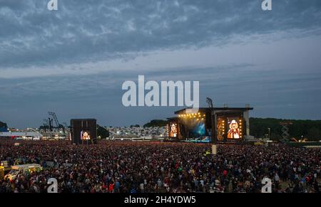 Allgemeiner Blick auf die Arena und die Hauptbühne mit Zuschauerzuschauen Guns N' Roses treten am 2. Tag des Download Festivals im Donington Park am 09. Juni 2018 in Castle Donington, England, live auf der Bühne auf. Bilddatum: Samstag, 09. Juni 2018. Foto: Katja Ogrin/ EMPICS Entertainment. Stockfoto