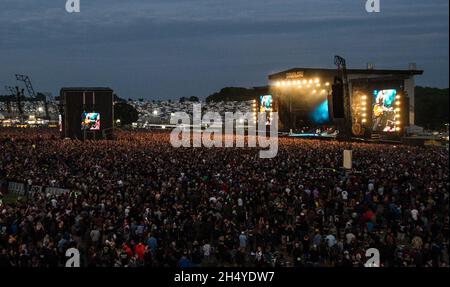 Allgemeiner Blick auf die Arena und die Hauptbühne mit Zuschauerzuschauen Guns N' Roses treten am 2. Tag des Download Festivals im Donington Park am 09. Juni 2018 in Castle Donington, England, live auf der Bühne auf. Bilddatum: Samstag, 09. Juni 2018. Foto: Katja Ogrin/ EMPICS Entertainment. Stockfoto