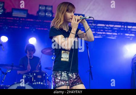 Ren Aldridge von Petrol Girls tritt am 2. Tag des Leeds Festivals im Bramham Park in Leeds, Großbritannien, auf der Bühne auf. Bilddatum: Samstag, 25. August 2018. Foto: Katja Ogrin/ EMPICS Entertainment. Stockfoto