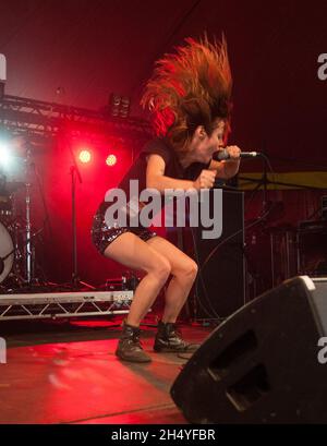 Ren Aldridge von Petrol Girls tritt am 2. Tag des Leeds Festivals im Bramham Park in Leeds, Großbritannien, auf der Bühne auf. Bilddatum: Samstag, 25. August 2018. Foto: Katja Ogrin/ EMPICS Entertainment. Stockfoto