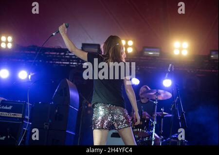 Ren Aldridge von Petrol Girls tritt am 2. Tag des Leeds Festivals im Bramham Park in Leeds, Großbritannien, auf der Bühne auf. Bilddatum: Samstag, 25. August 2018. Foto: Katja Ogrin/ EMPICS Entertainment. Stockfoto