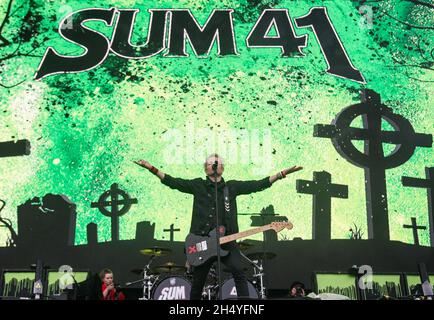 Deryck Whibley von SUM 41 tritt am 3. Tag des Leeds Festivals am 26. August 2018 im Bramham Park Leeds, England, auf der Bühne auf. Bilddatum: Sonntag, 26. August 2018. Foto: Katja Ogrin/ EMPICS Entertainment. Stockfoto