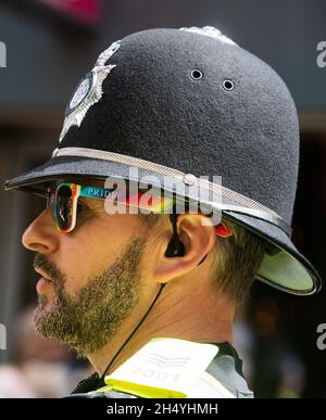 Polizeibeamter mit Regenbogenbrille während des Birmingham Pride, Großbritanniens größtem LGBTQ+ 2-tägigen Festivals am 25. Mai 2019 in Birmingham, England. Bilddatum: Samstag, 25. Mai 2019. Foto: Katja Ogrin/ EMPICS Entertainment. Stockfoto