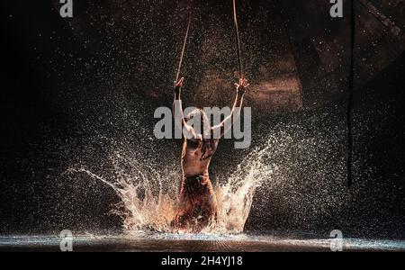 Cirque du Soleil-Darsteller treten am 11. Januar 2020 während der „LUZIA“ in der Royal Albert Hall in London, England, auf. Bilddatum: Samstag, 11. Januar 2020. Foto: Katja Ogrin/ EMPICS Entertainment. Stockfoto