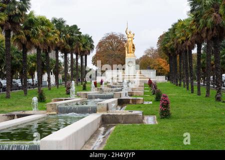 Paris, Frankreich - 2. November 2019: Die goldene Statue des gottesgottes der Athene über der Porte Doree Stockfoto