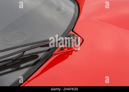 Nahaufnahme des Scheibenwischers und der Motorhaube eines roten Sportwagens Ferrari Berlinetta Boxer 512BBi aus dem Jahr 1970s. Stockfoto