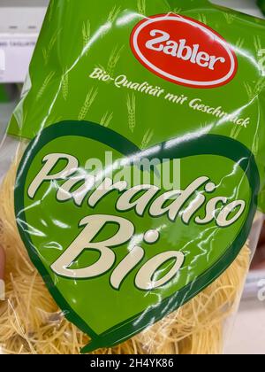 Viersen, Deutschland - Juni 9. 2021: Nahaufnahme von Bag zabler paradiso bio Bio-Noddles im deutschen Supermarkt Stockfoto