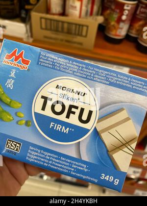 Viersen, Deutschland - Juni 9. 2021: Nahaufnahme der Packung morinaga Tofu im Regal des deutschen Supermarkts Stockfoto