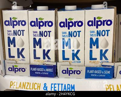 Viersen, Deutschland - Juni 9. 2021: Nahaufnahme von Säcken Alpro pflanzliche Milch Alternative im Regal des deutschen Supermarkts Stockfoto