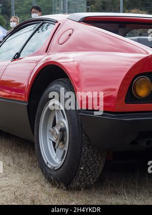 Nahaufnahme des Radkastenbogens, der Seite und des Hecks eines roten 1970s Ferrari Berlinetta Boxer 512BBi Klassikers. Stockfoto