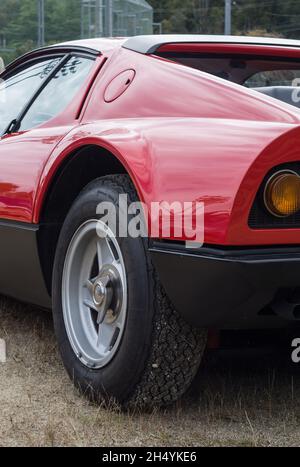 Nahaufnahme des Radkastenbogens, der Seite und des Hecks eines roten 1970s Ferrari Berlinetta Boxer 512BBi Klassikers. Stockfoto