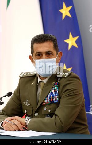 Rom, Italien. November 2021. Der außerordentliche kommissar für den covid-19-Notfall und General Francesco Paolo Figliuolo während einer Pressekonferenz über Maßnahmen zur Bekämpfung der Covid-19-Pandemie . Rom (Italien), 5. November 2021Foto Samantha Zucchi Insidefoto Kredit: Insidefoto srl/Alamy Live News Stockfoto