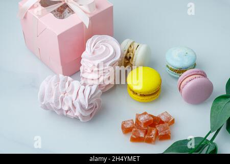 Auf dem Tisch liegen hausgemachte Süßigkeiten aus Naturprodukten Makronen-Marschmalereien und Marmeladen. Stockfoto