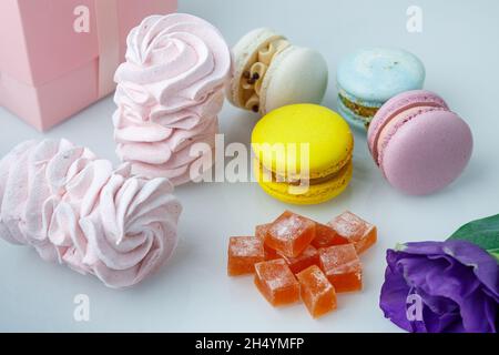 Auf dem Tisch liegen hausgemachte Süßigkeiten aus Naturprodukten Makronen-Marschmalereien und Marmeladen. Stockfoto