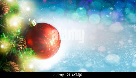 Fröhliche weihnachten und Happy New Year Feier Konzept, Hintergrund mit Schnee, weihnachtsbaum und Kugeln, Panorama-Banner mit Kopierraum Stockfoto