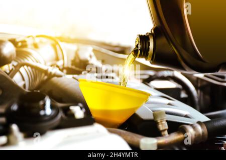 Mechaniker, der Motoröl in die Werkstatt des Motors eingießt Stockfoto