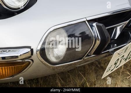 Nahaufnahme von Scheinwerfer und Kühlergrill eines silbernen Toyota 2000 GT Classic Japanese Sixties Coupé Sportwagens Stockfoto