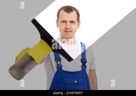 Portrait von glücklichen Mann in blauen Uniform Reinigung schmutzige Fenster mit professionellem Werkzeug auf weißem Hintergrund Stockfoto