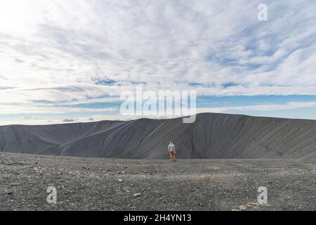 Panoramablick von der Spitze des Tephra-Kegels oder Tuffring-Vulkans Hverfjall in Island in der Nähe des Lake Myvatn über den Kegel des Vulkans mit einem einzigen Stockfoto