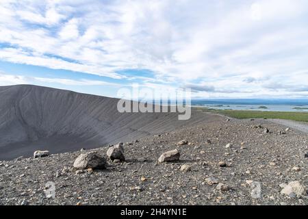 Panoramablick von der Spitze des Tephra-Kegels oder Tuffring-Vulkans Hverfjall in Island in der Nähe des Lake Myvatn über den Rand und Krater des Vulkans mit Stockfoto