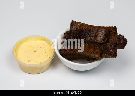 Knoblauchcroutons mit Käsesauce. Biersnack. Stockfoto